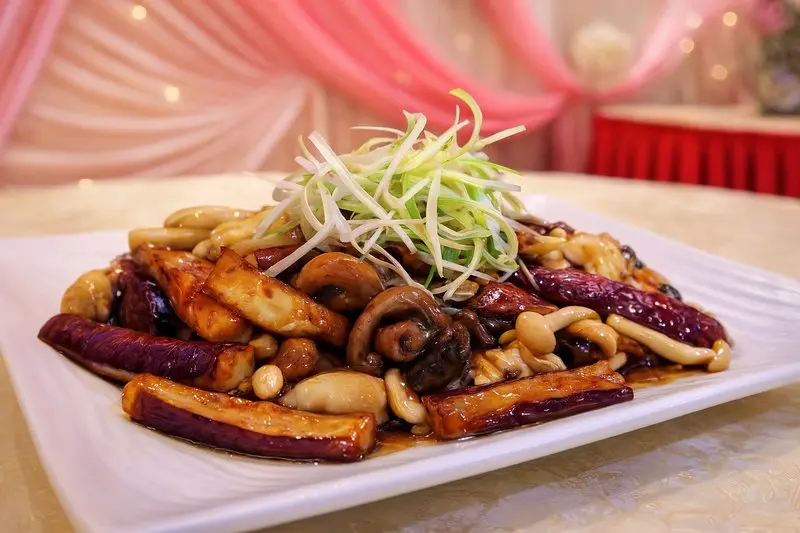 Braised eggplant with fresh mushrooms